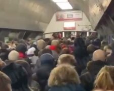 Люди ходят по головам: что происходит в киевском метро после "заминирования", кадры