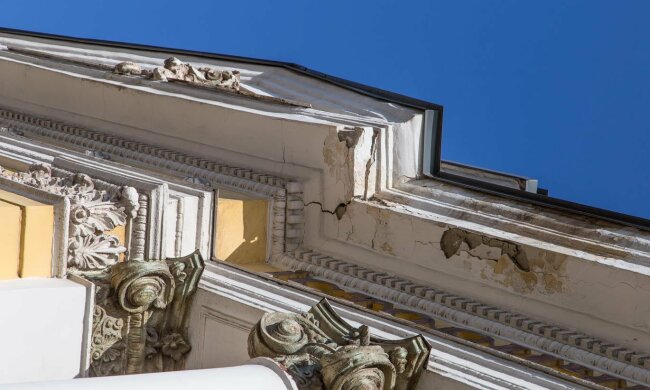 Историческое здание рушится в центре Днепра, кадры: уже посыпались кирпичи