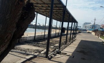 В Одессе застраивают пляж в разгар карантина, жители возмущены: кадры беспредела
