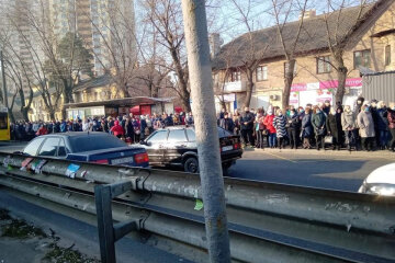 «Куди вони всі пруть?»: кияни плюють на заборони, кадри масового божевілля