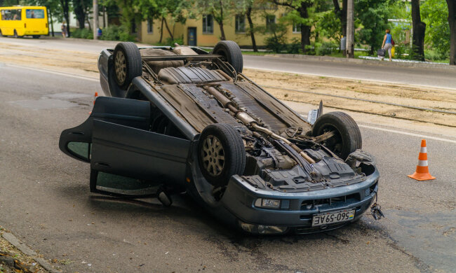 V-Dnepre-na-prospekte-Mazepy-perevernulsya-avtomobil-Samsung-postradali-muzhchina-i-rebenok-6