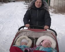 Для спасения подключали авиацию: харьковские близняшки, которые родились 24 февраля, пережили тяжелый год