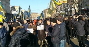 Толпа прорвалась на Крещатик, полиция бессильна: «все трассы будут перекрыты», кадры