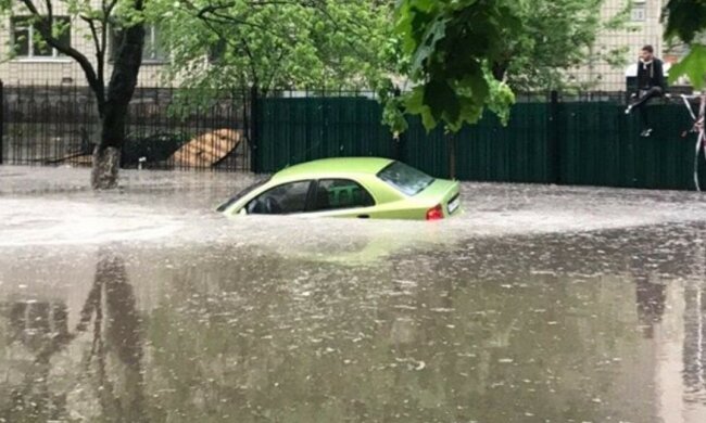 Град з куряче яйце і потопи обрушилися на Україну, стихія не відступає: кадри катаклізму