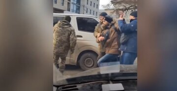 В Харькове мужчины в военной форме насильно затолкали парня в "бус"
