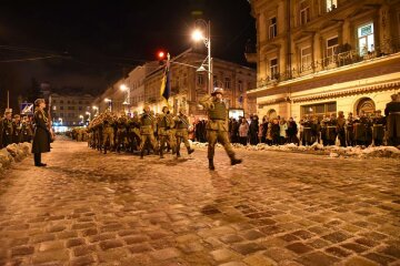 В центре Львова заметили вооруженных военных (фото)