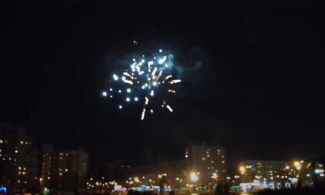 У дворі будинку в Києві запустили феєрверки: як покарають зловмисників