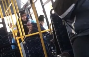 Літнього українця обікрали та побили в автобусі: пасажири дивилися і знімали на камери, кадри