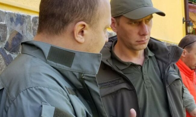 Госэкоинспекция отобрала пробы грунта на месте разлива розового вещества в Ровенской области