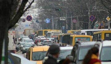 Транспортний колапс скував Одесу: люди не можуть виїхати, відео