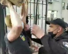 Протест под окнами Зеленского обернулся месивом с полицией, кадры: "Повалили на землю и..."