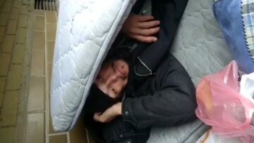 У Києві шукають родичів чоловіка, який опинився на вулиці в люті морози: "Лежить під вікнами з травмою..."