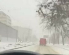 Одеську область засипало снігом: кадри наслідків негоди, краще посидіти вдома
