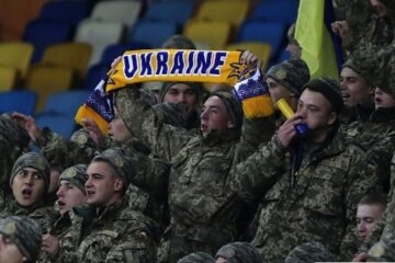 болельщики военные ато футбол украина