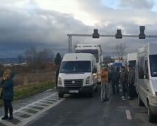 Люди потрапили в пастку на кордоні в Одеській області через карантин, фото : "вже цілу добу..."