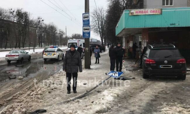 В Харькове внедорожник влетел в остановку, первые детали и кадры: есть пострадавшие