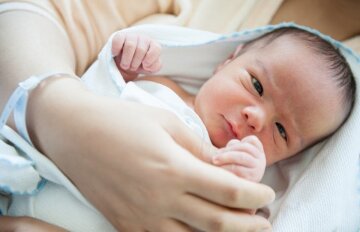 bebe-recien-nacido-primeros-dias-hospital-hogar_21730-3819