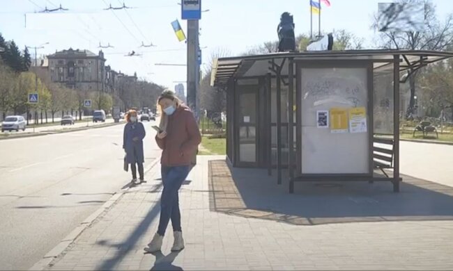 остановка, люди в масках на улице