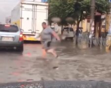 Річки на дорогах і численні Затори: Київ пішов під воду, відео наслідків