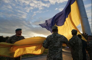 Мер Кличко підняв найбільший в Україні прапор над столицею