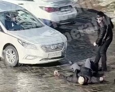 У центрі Києва чоловік одним ударом відправив перехожого на той світ: момент трагедії потрапив на відео