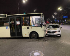 В Киеве маршрутка с пассажирами протаранила такси: кадры с места событий