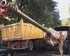 Військова вантажівка потрапила в аварію в центрі Одеси, рух зупинено: відео епічного ДТП