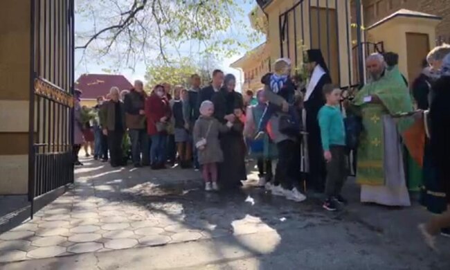 "На проводи відгукнеться": натовпи одеситів прийшли в храми з букетами в розпал карантину, відео