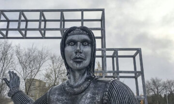 "Епічний треш": у Росії з'явився моторошний пам'ятник Оленці, але не простояв і тижня