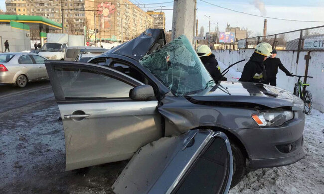 Врізався в електроопору: у Дніпрі сталася трагічна ДТП, фото з місця