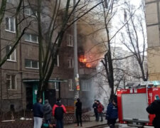 Пожежа охопила квартиру в Дніпрі, мама з двома малюками опинилися у вогняному полоні: кадри НП