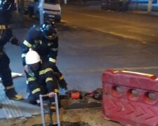 Молодий одесит провалився в яму посеред тротуару, фото: рятувальники зробили все можливе