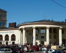 Термінова евакуація біля київського вокзалу, з'їхалися силовики: відео, перші подробиці