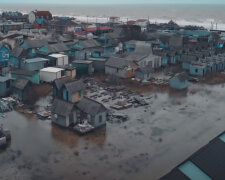 Український курорт перетворився на Атлантиду, під воду пішли десятки будинків: кадри руйнувань