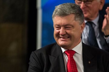 Порошенко приписав собі в заслугу ремонт дороги бюджетним коштом, яку знищили фури його заводу - Гладких