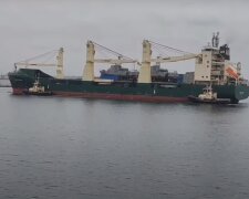В Одеський порт зайшов суховантаж з двома бойовими суднами з США: з'явилося відео