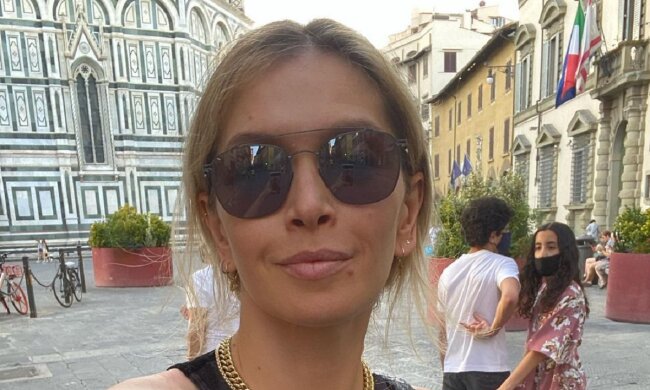 Брежнева разлеглась в страстной позе и засмущала пикантным декольте: "Женщина-кошка"