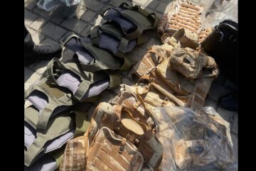 "Судить по законам военного времени": СБУ раскрыли схему продажи "гуманитарных" бронежилетов и касок