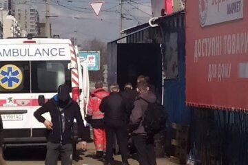 На ринку в Києві влаштували погром, фото: побили продавщицю і перекинули на неї холодильник