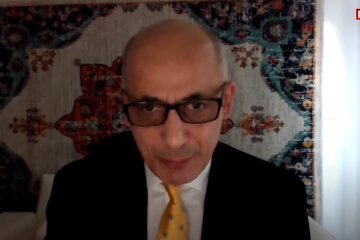 Все готовятся делить шкуру пока еще неубитого медведя, но видят, что медведь уже раненный, - Рамис Юнус о рф