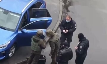 Переполох у Києві, силовики поспіхом перекривають двори: люди не можуть виїхати, кадри НП