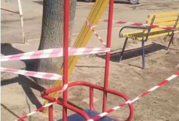 В Харькове перекрыли доступ на детские площадки: кадры "веселья"
