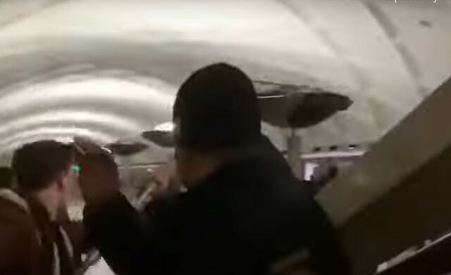 Диво сталося в метро Харкова, відео: "стрибнула на рейки і..."