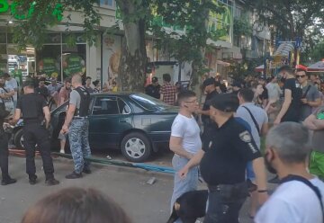 В Одессе авто влетело в детскую площадку, кадры не для впечатлительных: «беременная не успела…»