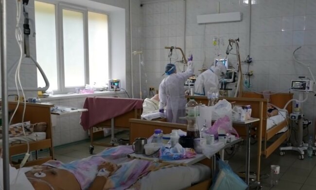 "По второму разу начали болеть": эпидемиолог взмолился о помощи из-за вируса, в больницах не хватает медиков