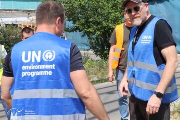 Ракети проти екології: бельгійські експерти взяли проби понівеченої землі на Обухівському КБК і відправлять їх до Чехії