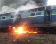 Поїзд з пасажирам загорівся на шляху до Києва, чорний дим до неба: кадри пекельної НП