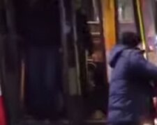 В Одессе водители троллейбусов подрались на глазах у пассажиров: видео безумия