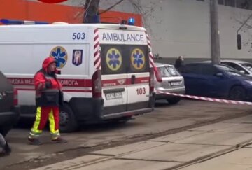 Трагедия настигла украинку посреди улицы, в полиции раскрыли детали: "Выходила из магазина и..."