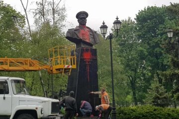 В Харькове "народные мстители" испоганили памятник Жукову: кадры последствий